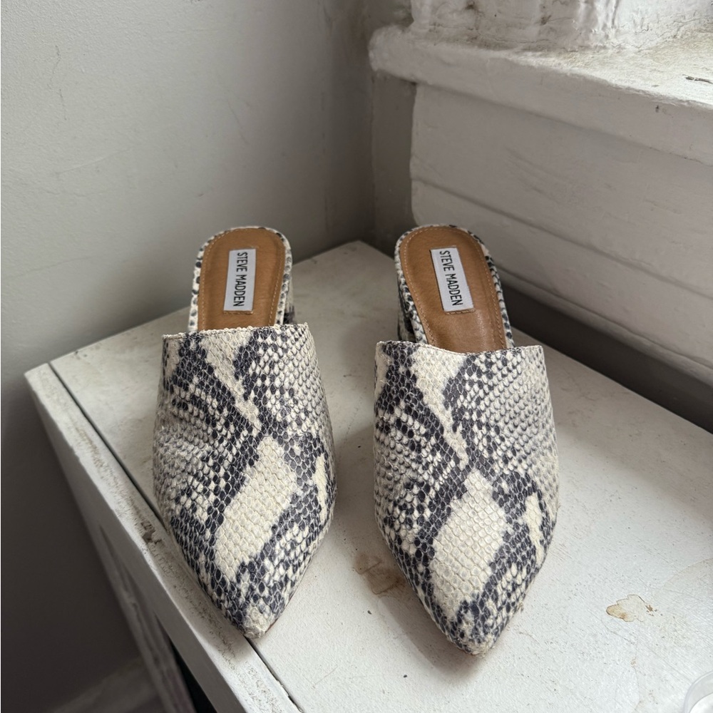 Steve Madden Black and White Snakeskin Mules size 7